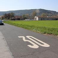 Man sollte meinen, dass die Sicherheitseinrichtungen – ortsein- und auswärts – für die Kinder aus dem Kindergarten in Elfershausen ausreichen. Dem ist nicht so. Wie der St.-Johannis-Verein feststellte, fahren hier immer noch viele Autofahrer zu sc...