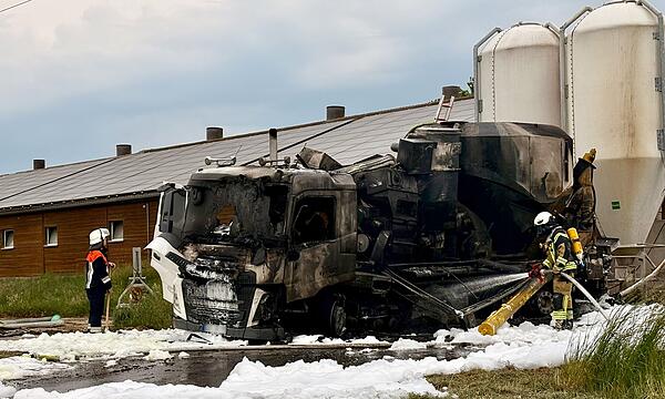 Lkw fängt Feuer - Fahrer stirbt