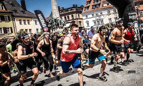 Das Spartan Race nimmt die Kulmbacher Altstadt für ein Wochenende ein. Der Start der Rennen erfolgt am Marktplatz.