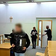 Der Angeklagte wird von zwei Polizeibeamten in den Saal des Amtsgerichts Bamberg geführt. Er überfiel kurz nach Silvester seinen Dealer.