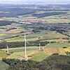 Zwei Davids und ein Goliath: Die beiden alten Windräder und die neue Anlage auf dem Bretzenstein bei Ebern und Untermerzbach aus der Vogelperspektive.