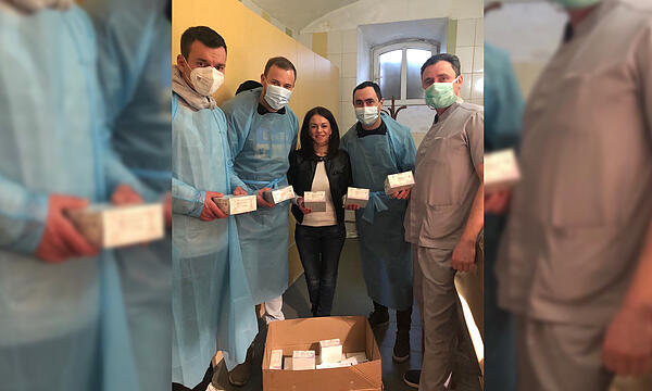 Für eine Geburtsklinik in Lemberg hat Toni Messingschlager (z.v.l.) dringend benötigte Operationsfäden besorgt und selbst in die Ukraine gefahren.