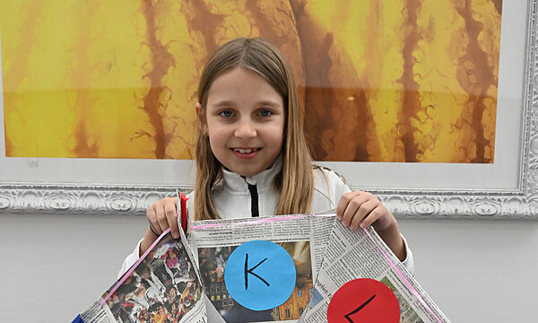 Mit ihrer Wimpelkette zum 15. KLARTEXT!-Geburtstag hat Maya aus der 4. Klasse der Ferdinand-Dietz-Schule Memmelsdorf den  2. Platz im Einzelwettbewerb geholt