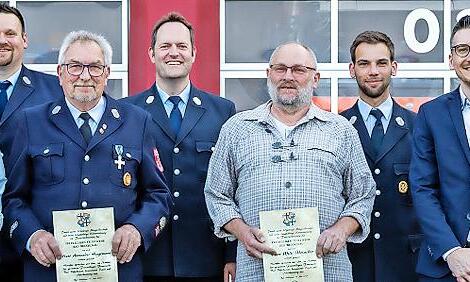 50 Jahre bei der Feuerwehr: (von lilnks) Kurt Abersfelder, Sebastian Gerr, Alexander Hagemann, Michael Krug, Willi Übelacker, Maximilian Spahn, Jan Marberg, Markus Ullrich.