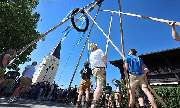 Neue Maibäume am 1. Mai - Taufkirchen