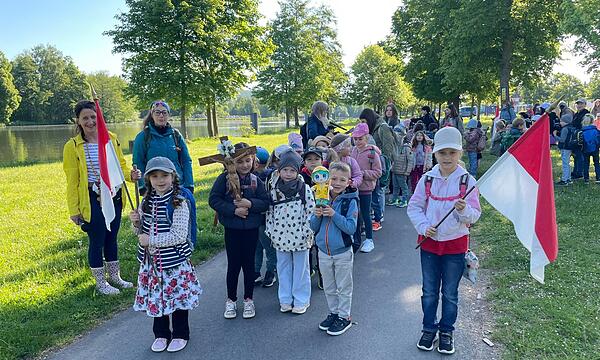 Die Buben und Mädchen der Grundschule und der Kindergärten auf ihrer Wallfahrt entlang des Maines nach Maria Limbach, links Wallfahrtsleiterin Isabella Friedrich.
