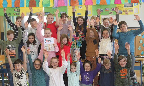 Der 1. Platz im Teamwettbewerb geht an die Klasse 4a der Dr.-Roßbach-Grundschule Lichtenfels. Die Schülerinnen und Schüler begeisterten die Jury mit ihrem bunten Blumenstrauß.