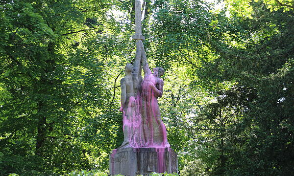 Das Ehrenmal des CC befindet sich im Coburger Hofgarten und ist in der Vergangenheit fast schon regelmäßig das Ziel von CC-Gegnern geworden.