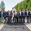 Offizielle Freigabe des neuen Geh- und Radwegs an der BA 3 in Seußling mit Vertretern aus der Politik, dem beteiligten Ingenieurbüro und der ausführenden Baufirma.