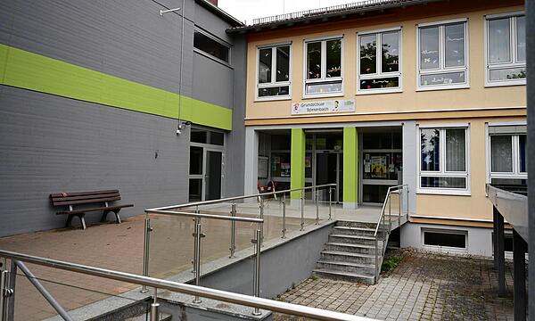Jeder Gebäudeteil der Grundschule in Röttenbach wurde genau untersucht.