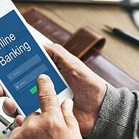 Nicht nur überweisen inzwischen viele Menschen ihr Geld mit Online-Banking, immer öfter tun sie das auch über ihr Smartphone. Damit die sensiblen Kontodaten auch dort gut geschützt sind, sollte man ein paar Sicherheitstipps beachten.
