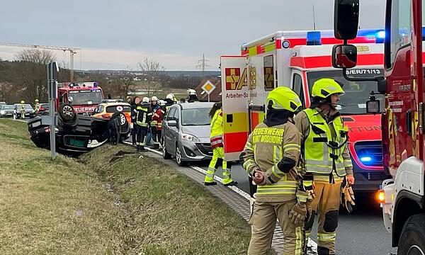 Das Auto blieb im Graben liegen, der Fahrer wurde dabei leicht verletzt.