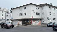 Das Haus Petra wird saniert. Zieht bald ein neues Geschäft in die Ladenfläche im Erdgeschoss ein? Das Haus Petra wird saniert. Zieht bald ein neues Geschäft in die Ladenfläche im Erdgeschoss ein?