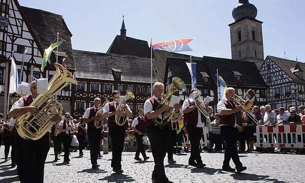 Über 2600 Teilnehmer aus über 100 Vereinen waren 2015 beim großen Annafestzug dabei.