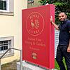 Gastronom Harpreet Singh Dhindsa am Eingang zum Restaurant „Royal Curry“