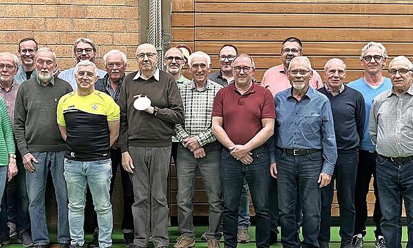 Auf dem Bild sind (hintere Reihe, von links) Otto Knoblauch, Michael Manger, Joachim Muth, Michael Meindl, Ewald Muth, Peter Schmitt, Marco Mergenthal, Alexander Muth, Stefan Armbruster, Oliver Hüfner, Walter Manger, vordere Reihe (von links) Bürg...