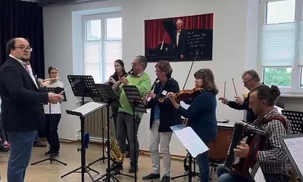 Das Orchester der Lehrkräfte der Sing- und Musikschule wird am Informationstag, am kommenden Samstag, sein Können präsentieren.