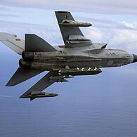 Die Aufnahme zeigt einen Kampfjet Tornado IDS ASSTA 3.0, bestückt mit einem  Lenkflugkörper Taurus.
