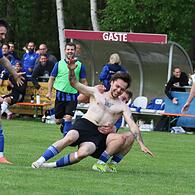 Völlig losgelöst: Der Niederndorfer Ben Hegendörfer lässt sich von seinen Teamkollegen für sein 3:1 in der Nachspielzeit gegen Schlaifhausen feiern.