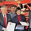 Landrat Klaus Peter Söllner, Jürgen Birk, DDM, Ute Hopperdietzel und Georg Weigl bei der Übergabe der Urkunde.