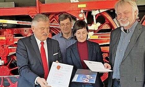 Landrat Klaus Peter Söllner, Jürgen Birk, DDM, Ute Hopperdietzel und Georg Weigl bei der Übergabe der Urkunde.
