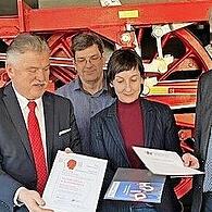 Landrat Klaus Peter Söllner, Jürgen Birk, DDM, Ute Hopperdietzel und Georg Weigl bei der Übergabe der Urkunde.