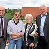 Das Foto machen wir im Stehen, beschloss Erna Posekardt (2.von rechts) an ihrem 100. Geburtstag. Es zeigt sie mit (von links): Landrat Wilhelm Schneider, Stadträtin Marion Müller und Bürgermeister Jürgen Hennemann.