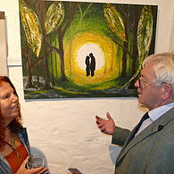 Laudatorin und Künstlerin Kerstin Christel erläutert Landrat Johann Kalb ihr Werk „Energie: Liebe/Naturliebe“.