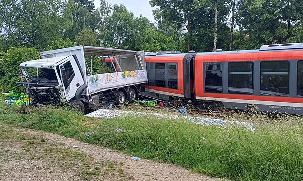 Mehrere Verletzte bei Zusammenstoß von Bahn und Lkw