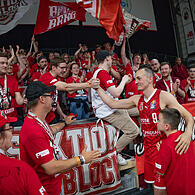 Karsten Tadda verabschiedet sich mit Sohn Luis nach seinem 640. BBL-Spiel bei den Fans. Auf dem Parkett zeigte er zuvor eine ansprechende Leistung.