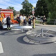 Der Mobildeich wird vom Anhänger abgeladen.