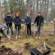 Förster Stefan Stirnweiß zeigt den freiwilligen Helfern und dem Bürgermeister in Großenseebach, wie die Setzlinge zu pflanzen sind.