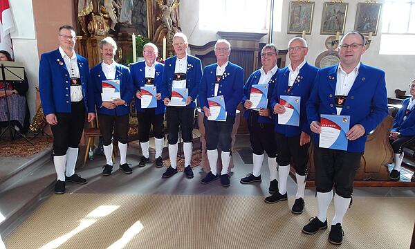 Aktive 50 Jahre: (von links) Vorsitzender Tobias Schneider, Reiner Schmitt, Jürgen Schühler, Hans-Peter Ziegert, Thomas Bold, Stefan Nikoleiski, Josef Schneider und Günther Schmitt.