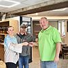 Schlüsselübergabe (von links): Wilma und Oliver El Daly hören auf, Thomas Müller übernimmt. Schlüsselübergabe (von links): Wilma und Oliver El Daly hören auf, Thomas Müller übernimmt.