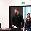 Das Foto zeigt den Angeklagten aus dem landkreis Erlangen-Höchstadt, wie er von Polizeibeamten in den Gerichtssaal geführt wird. Links am Bildrand sein Verteidiger Malte Magold aus Nürnberg. Das Foto zeigt den Angeklagten aus dem landkreis Erlangen-Höchstadt, wie er von Polizeibeamten in den Gerichtssaal geführt wird. Links am Bildrand sein Verteidiger Malte Magold aus Nürnberg.
