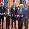 Landrat Hermann Ulm (l.) und Umweltminister Thorsten Glauber (r.) flankieren die neu ernannten Träger des Bundesverdienstkreuzes. Von links: Gerhard Koller, Gerlinde Reichel, Ernst Wölfl und Rajaa Nadler Landrat Hermann Ulm (l.) und Umweltminister Thorsten Glauber (r.) flankieren die neu ernannten Träger des Bundesverdienstkreuzes. Von links: Gerhard Koller, Gerlinde Reichel, Ernst Wölfl und Rajaa Nadler