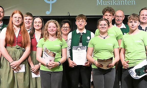 Auf dem Programm standen auch zahlreiche Ehrungen (von links): Anna-Lena Strobel, Silke Hofmann, Alexander Schunk, Mia Reinermann, Oskar Kaiser, Ella Fuchs, Paula Machold, 2.Vorsitzende NBMB Stefanie Kramer, Julius Scheler, Lina Baumgärtner, Theo ...