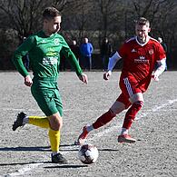 Der FC Neuenmarkt um Michael Hamacher (r.) hat sich nach einer Leistungssteigerung im zweiten Durchgang noch das 1:1-Remis beim VfR Katschenreuth um Hannes Michel verdient.