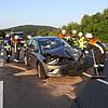 Am VW Golf, in dem Großeltern mit ihren beiden Enkelkindern saßen, entstand Totalschaden. Die Feuerwehr band ausgelaufene Betriebsmittel ab.