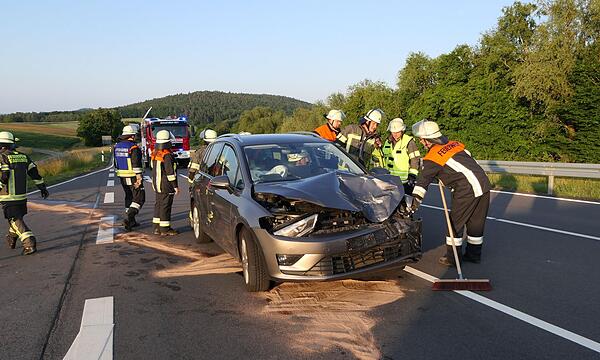 Am VW Golf, in dem Großeltern mit ihren beiden Enkelkindern saßen, entstand Totalschaden. Die Feuerwehr band ausgelaufene Betriebsmittel ab.