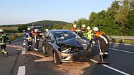 Am VW Golf, in dem Großeltern mit ihren beiden Enkelkindern saßen, entstand Totalschaden. Die Feuerwehr band ausgelaufene Betriebsmittel ab.