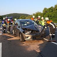 Am VW Golf, in dem Großeltern mit ihren beiden Enkelkindern saßen, entstand Totalschaden. Die Feuerwehr band ausgelaufene Betriebsmittel ab.