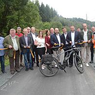 Symbolisch mit Banddurchschneiden wurde der Geh- und Radweg freigegeben.