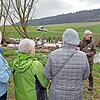 Die Zuhörerinnen lauschten interessiert den Informationen von Rangerin Martina Faber über den Biber. Die Zuhörerinnen lauschten interessiert den Informationen von Rangerin Martina Faber über den Biber.