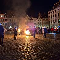 Fackelzug des Coburger Convents – die Fackeln wurden diesmal nicht in die Mitte des Marktplatzes geworfen, sondern in Feuerschalen abgelegt