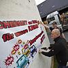 Die Wimmelbacher Anwohner Christian Mauser (oben) und Jonas Kraus machen an der B470 mit Plakaten auf ihre Forderungen aufmerksam. Die Wimmelbacher Anwohner Christian Mauser (oben) und Jonas Kraus machen an der B470 mit Plakaten auf ihre Forderungen aufmerksam.