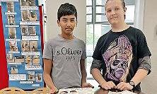 Ayushmaan Tank (l.) und Liam Wagner, Klasse 9a, zeigen ihr selbst gebautes „Sportfass“ aus recycelten Materialien für eine „bewegte Pause“.