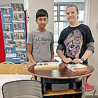 Ayushmaan Tank (l.) und Liam Wagner, Klasse 9a, zeigen ihr selbst gebautes „Sportfass“ aus recycelten Materialien für eine „bewegte Pause“.