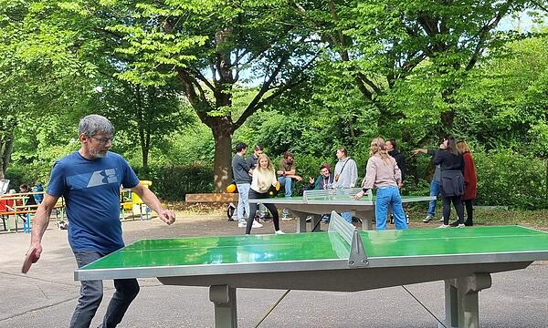 Ein paar lieferten sich das erste Tischtennismatch.