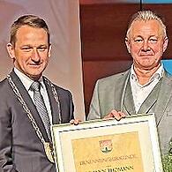 Bürgermeister Johannes Maciejonczyk (l.) überreichte Hans Thomann die Ehrenbürgerurkunde.